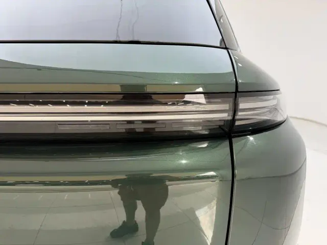 Li Auto L8 — Фото автомобиля 10