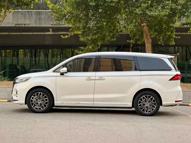 Roewe iMAX8 — Фото автомобиля 3