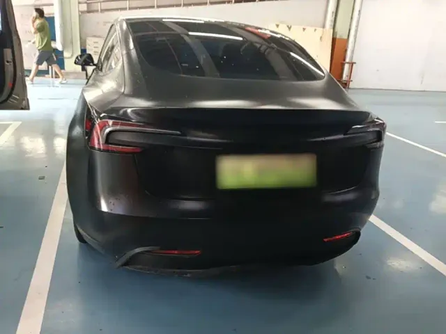 Tesla Model 3 — Фото автомобиля 5