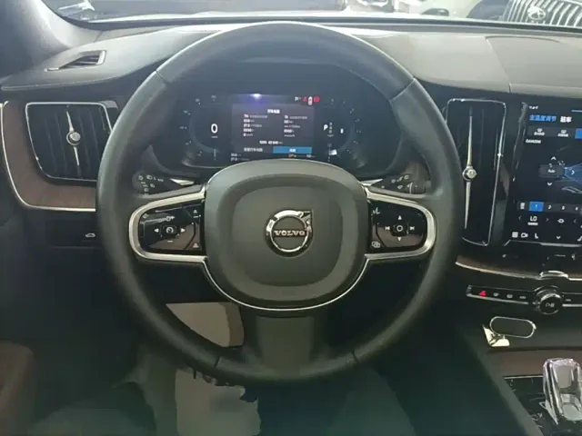 Volvo XC60 — Фото автомобиля 10