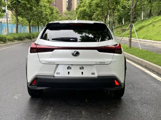 Lexus UX — Фото автомобиля 4