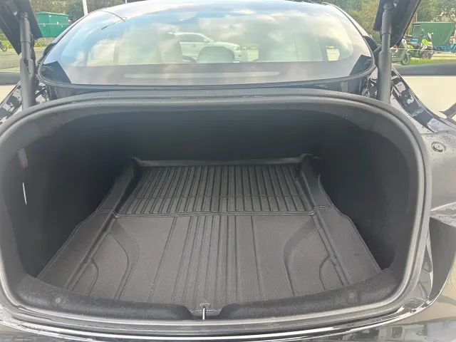 Tesla Model 3 — Фото автомобиля 23