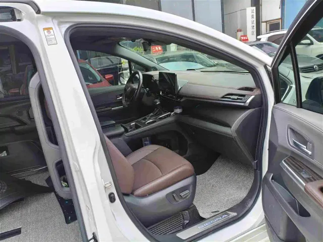 Toyota Sienna — Фото автомобиля 5