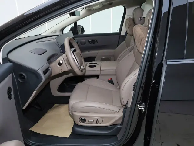 Li Auto i8 — Фото автомобиля 13