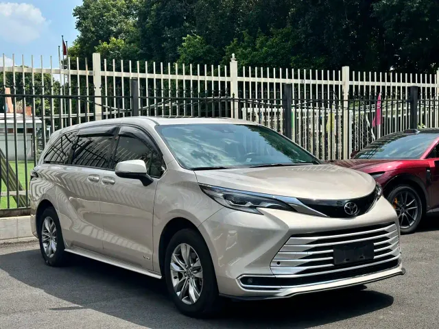 Toyota Sienna — Фото автомобиля 2