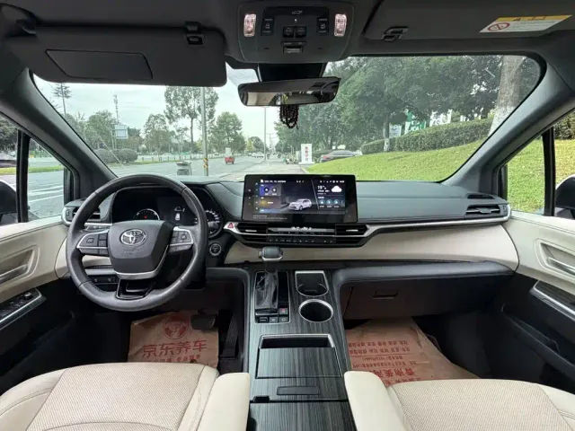 Toyota Sienna — Фото автомобиля 13