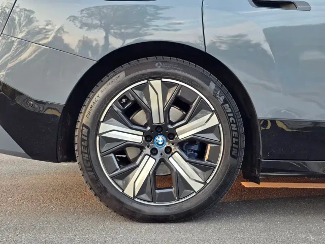 BMW iX — Фото автомобиля 25
