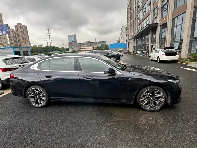 BMW 5 Series — Фото автомобиля 4