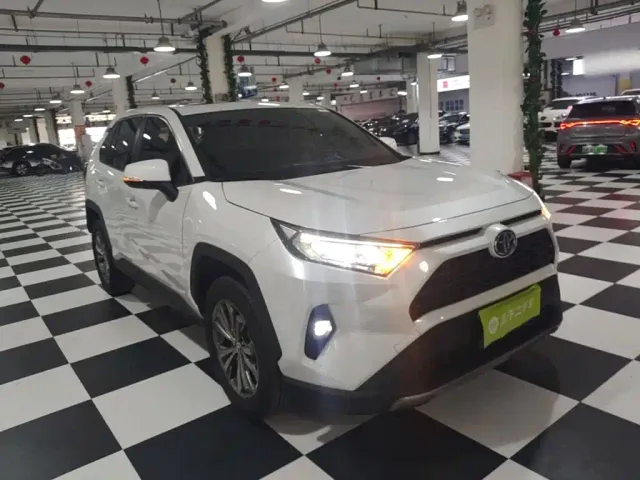Toyota RAV4 — Фото автомобиля 3