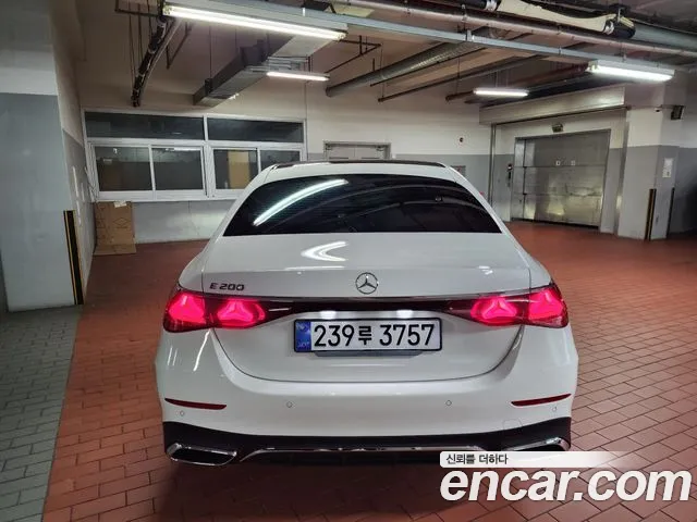 Mercedes-Benz E-Class — Фото автомобиля 3