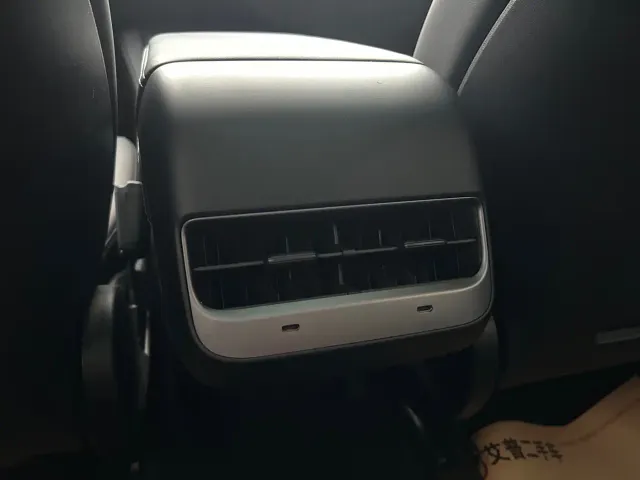Tesla Model Y — Фото автомобиля 18
