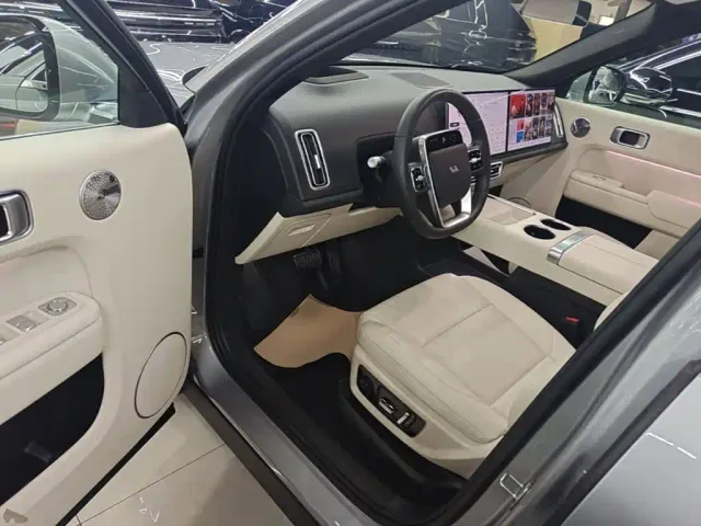 Li Auto L8 — Фото автомобиля 15
