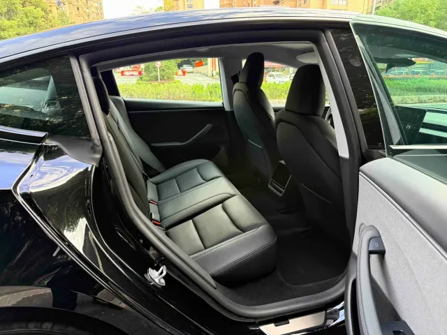 Tesla Model 3 — Фото автомобиля 12