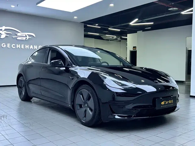 Фотография автомобиля — Tesla Model 3