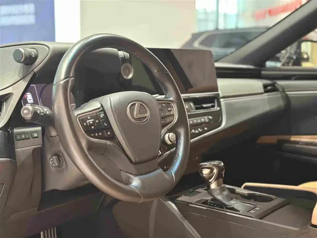 Lexus ES — Фото автомобиля 11