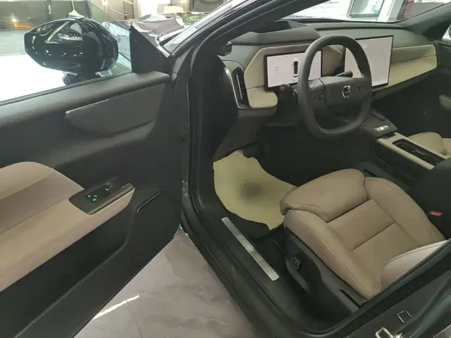 Volvo XC70 Plug-in Hybrid — Фото автомобиля 15