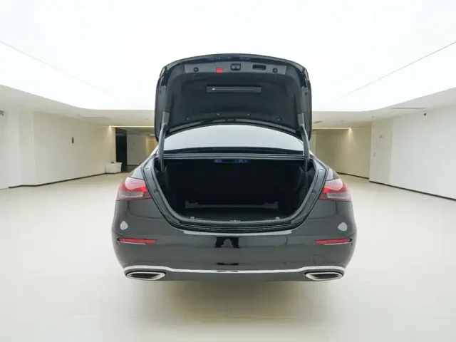 Mercedes-Benz E-Class — Фото автомобиля 6