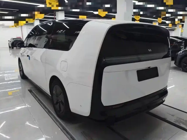 Li Auto MEGA — Фото автомобиля 4