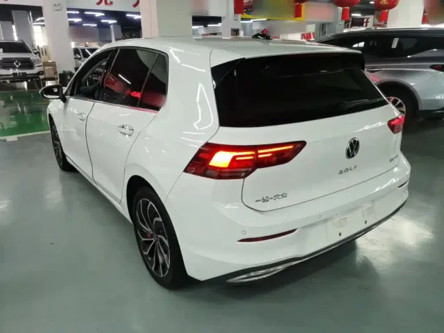 Volkswagen Golf — Фото автомобиля 4