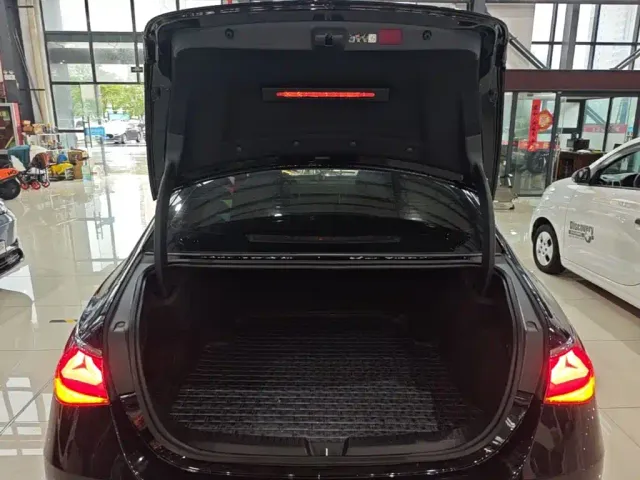 Mercedes-Benz E-Class — Фото автомобиля 18