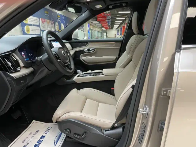 Volvo XC90 — Фото автомобиля 8
