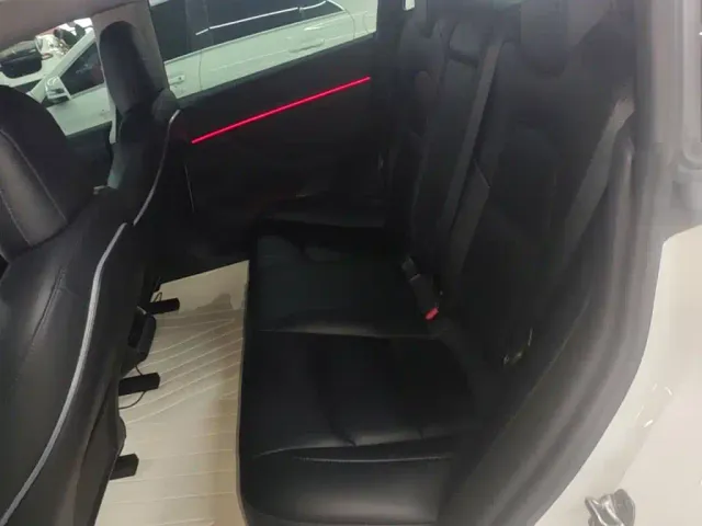 Tesla Model 3 — Фото автомобиля 16