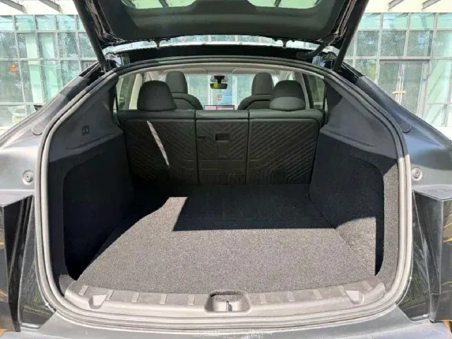 Tesla Model Y — Фото автомобиля 12