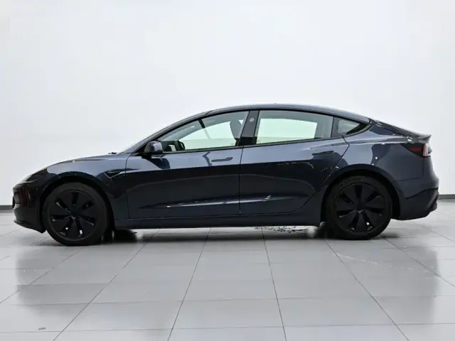 Tesla Model 3 — Фото автомобиля 5