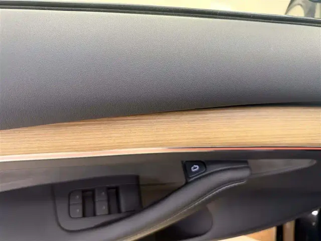 Tesla Model 3 — Фото автомобиля 12
