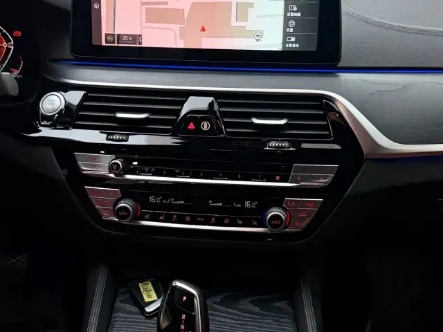 BMW 5 Series — Фото автомобиля 9
