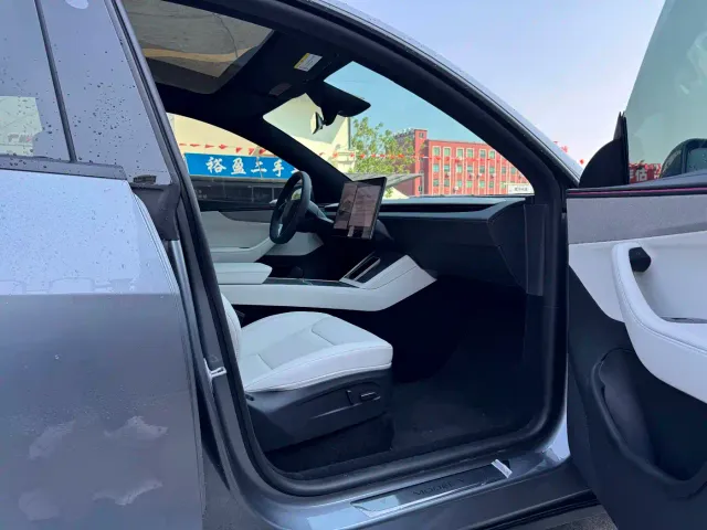 Tesla Model Y — Фото автомобиля 9