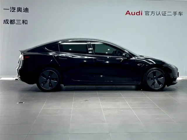 Tesla Model 3 — Фото автомобиля 3