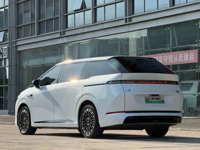 Xpeng X9 — Фото автомобиля 17