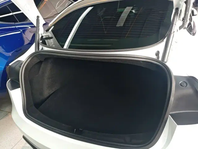 Tesla Model 3 — Фото автомобиля 18