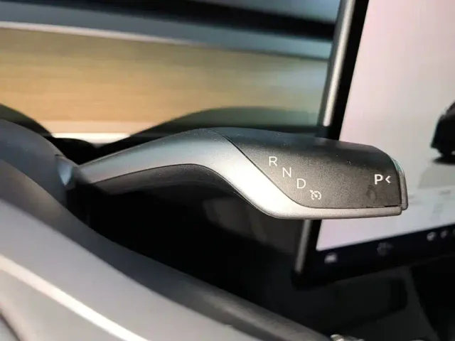 Tesla Model 3 — Фото автомобиля 13
