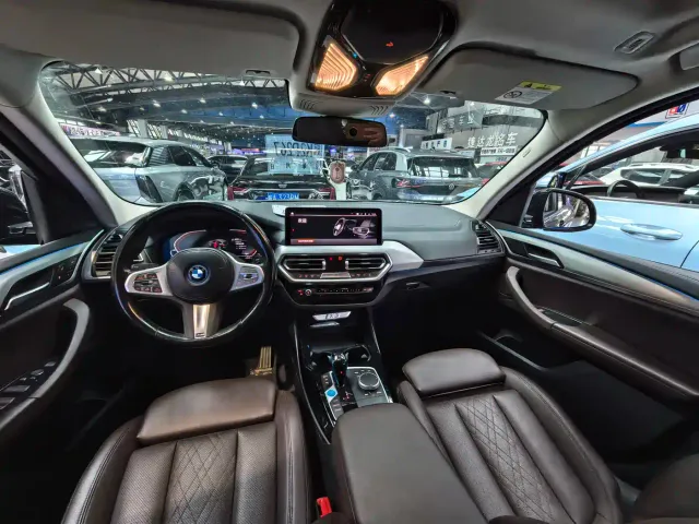 BMW iX3 — Фото автомобиля 6