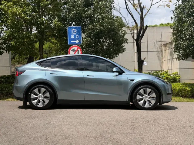 Tesla Model Y — Фото автомобиля 8