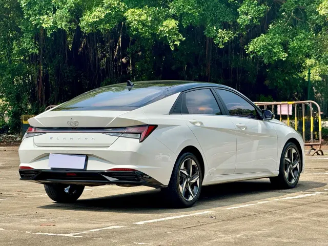 Hyundai Elantra — Фото автомобиля 12