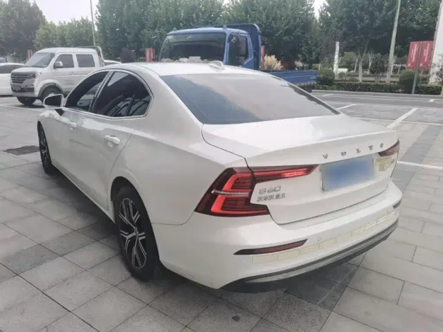 Volvo S60 — Фото автомобиля 4