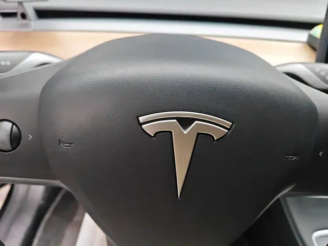 Tesla Model 3 — Фото автомобиля 11