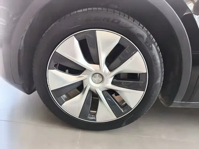 Tesla Model Y — Фото автомобиля 22