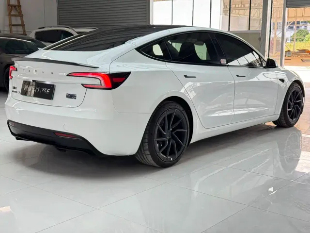 Tesla Model 3 — Фото автомобиля 13