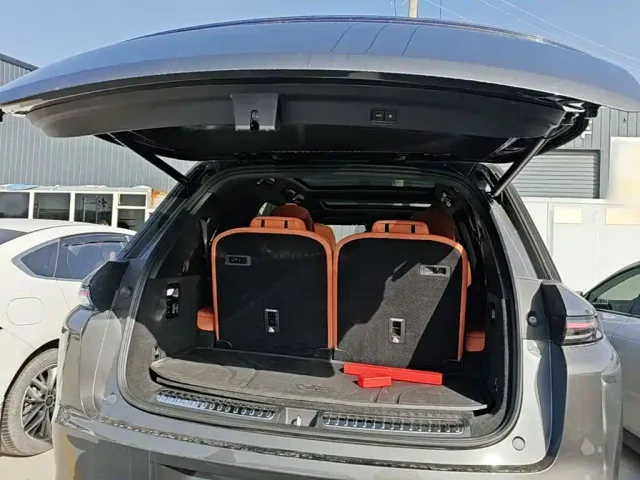 Li Auto L8 — Фото автомобиля 18
