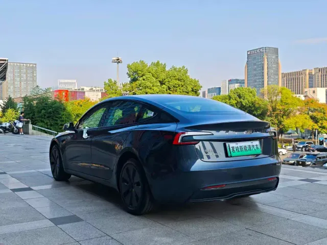 Tesla Model 3 — Фото автомобиля 15