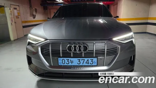 Audi e-tron — Фото автомобиля 3