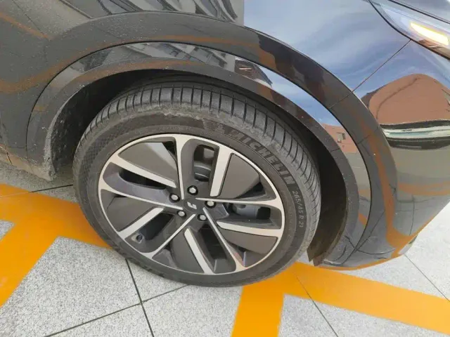 Li Auto L9 — Фото автомобиля 6
