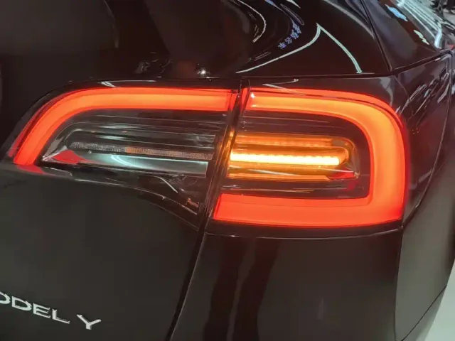 Tesla Model Y — Фото автомобиля 7