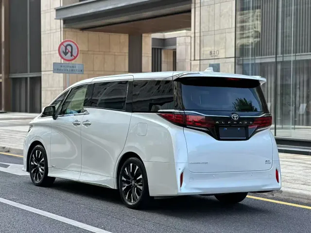 Toyota Alphard — Фото автомобиля 7