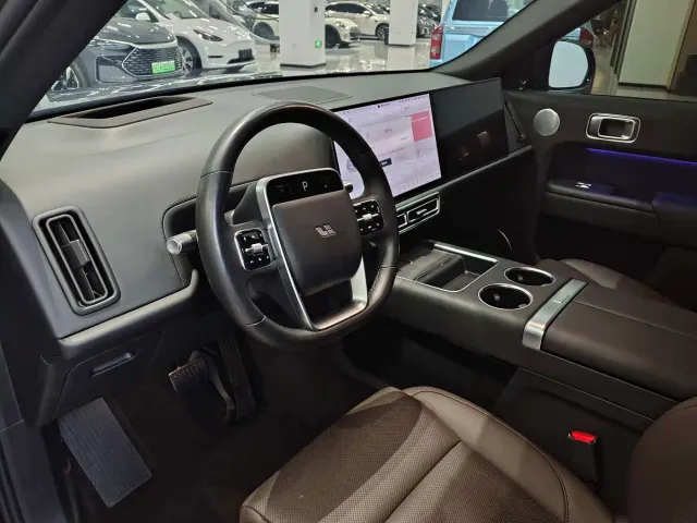 Li Auto L9 — Фото автомобиля 5