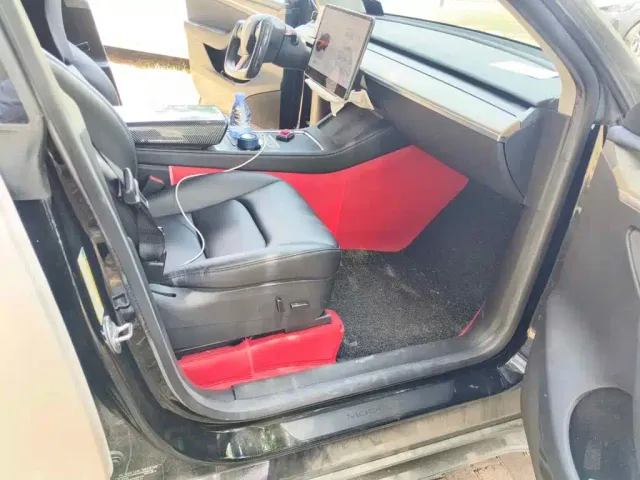 Tesla Model Y — Фото автомобиля 13
